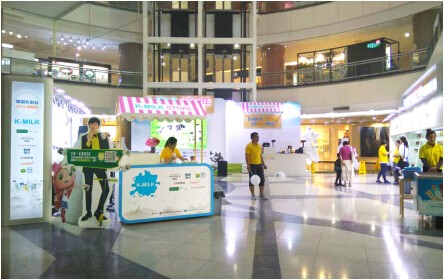 賓格瑞受邀參與“韓國乳制品展覽會”(圖3) 嚴控產品質量,造福子孫后代。近年來,隨著國內牛奶不合格事件的大量曝光,牛奶安全問題也一直成為家長所關心的問題,因此越來越多的中國媽媽選擇國外的乳制品。然而到底什么類型的牛奶更符合中國寶寶的健康成長呢?韓國與中國本乃一衣帶水、隔海相望的鄰居。同為東亞國家,所以更加符合東方人的體質特征。并且韓國牛奶把衛生放在了首位,在韓國只要出現衛生問題的牛奶就立即下架停止銷售。